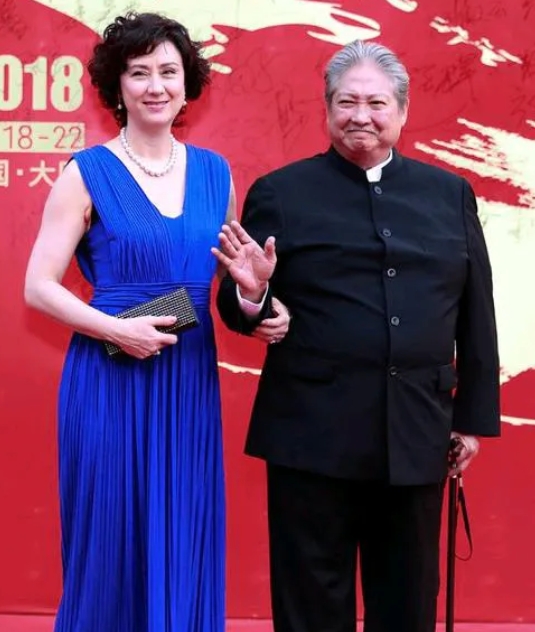 洪金宝的第二任妻子高丽虹真是名如其人：身材高挑，端丽娴雅，双眉若虹，一袭长款蓝色
