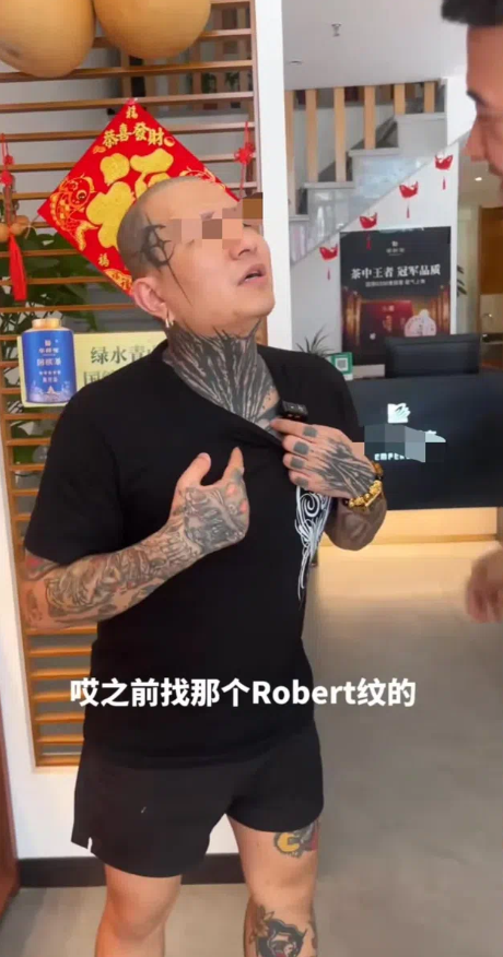 他说：“在国外花了超过100万去做了这整套纹身，原本以为回国后凭借这身纹身能在国