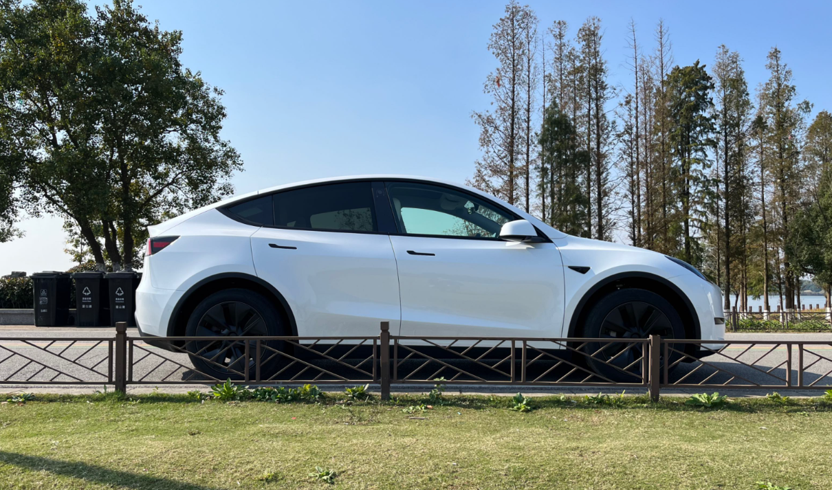 特斯拉Model Y和它的“杀手们”。
极氪7X，发布会上遥遥领先Model Y