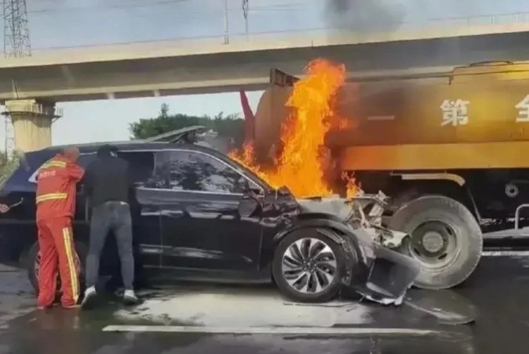 前些天我还去华为店里去看问界来着，围着好多人在那里看车，我还排了一会才轮到上车体