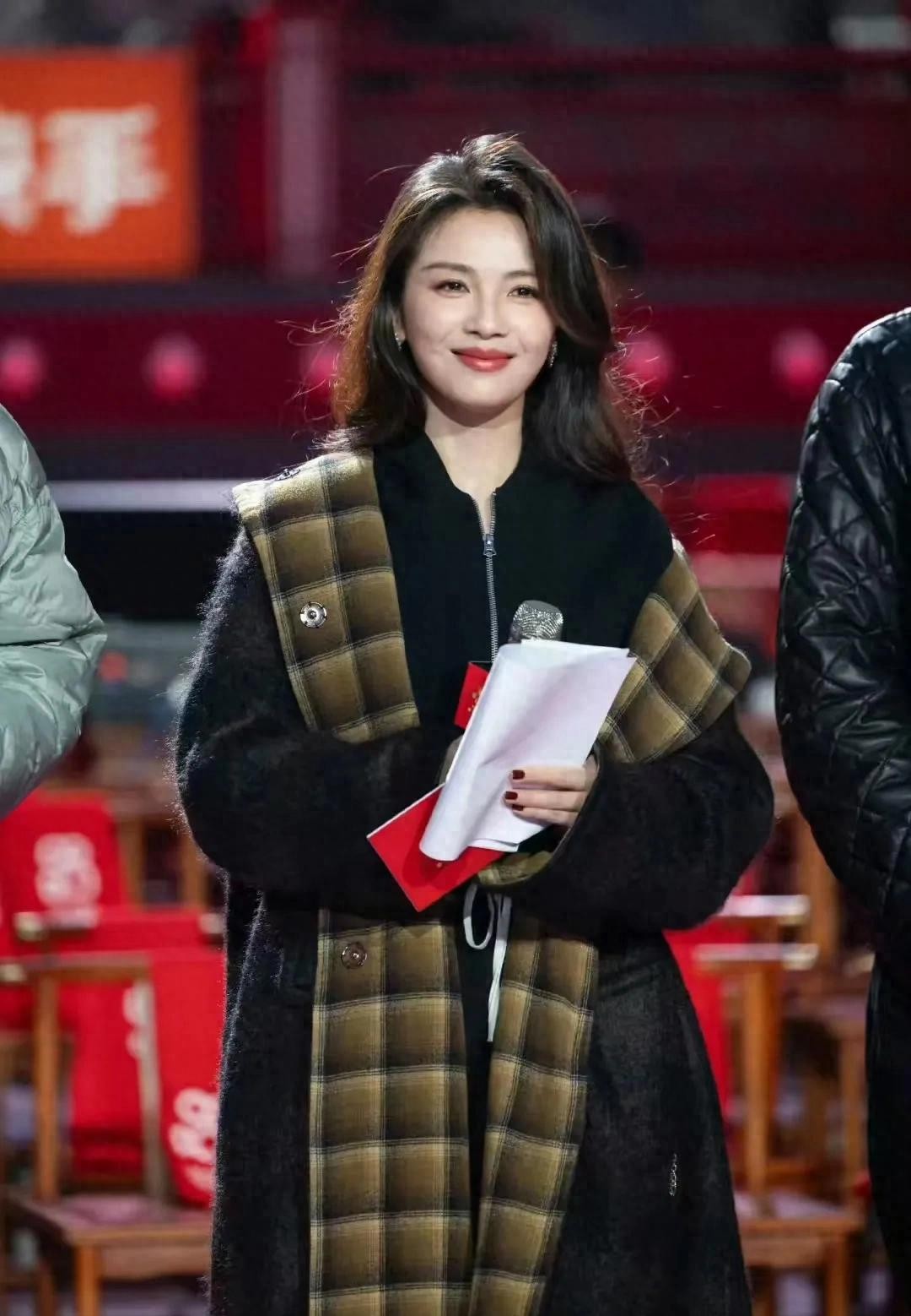 我的妈呀！今年春晚刘涛的造型，绝了！美得我怀疑人生！

这哪里是人啊，这分明是画