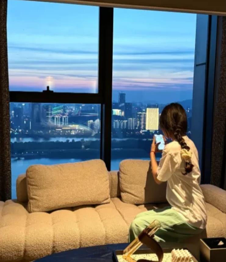 甘肃，17岁的男孩和女大学生，去宾馆开了一间房，不料男孩太劳累了，3个小时后，他