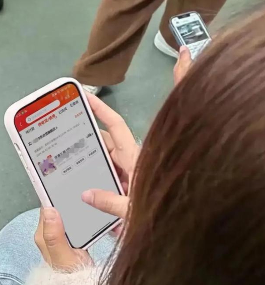 今日搞笑分享：谁知道小姐姐买了啥？