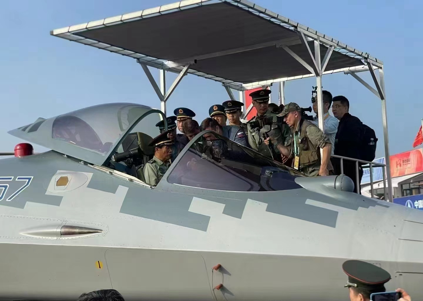 来自俄罗斯最强战机，苏-57不断展示强大的机动能力，确实给大家留下深刻印象。这么