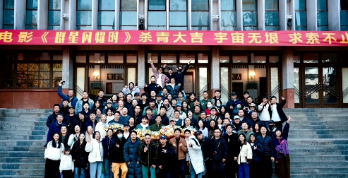 黄渤、吴磊、高叶主演的科幻大片《群星闪耀时》已经正式杀青啦！这部电影从2024年