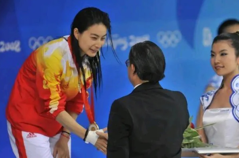 哇哦，原来在2008北京奥运会上，跳水女王郭晶晶夺冠后，恰好是霍震霆老爷子给未来
