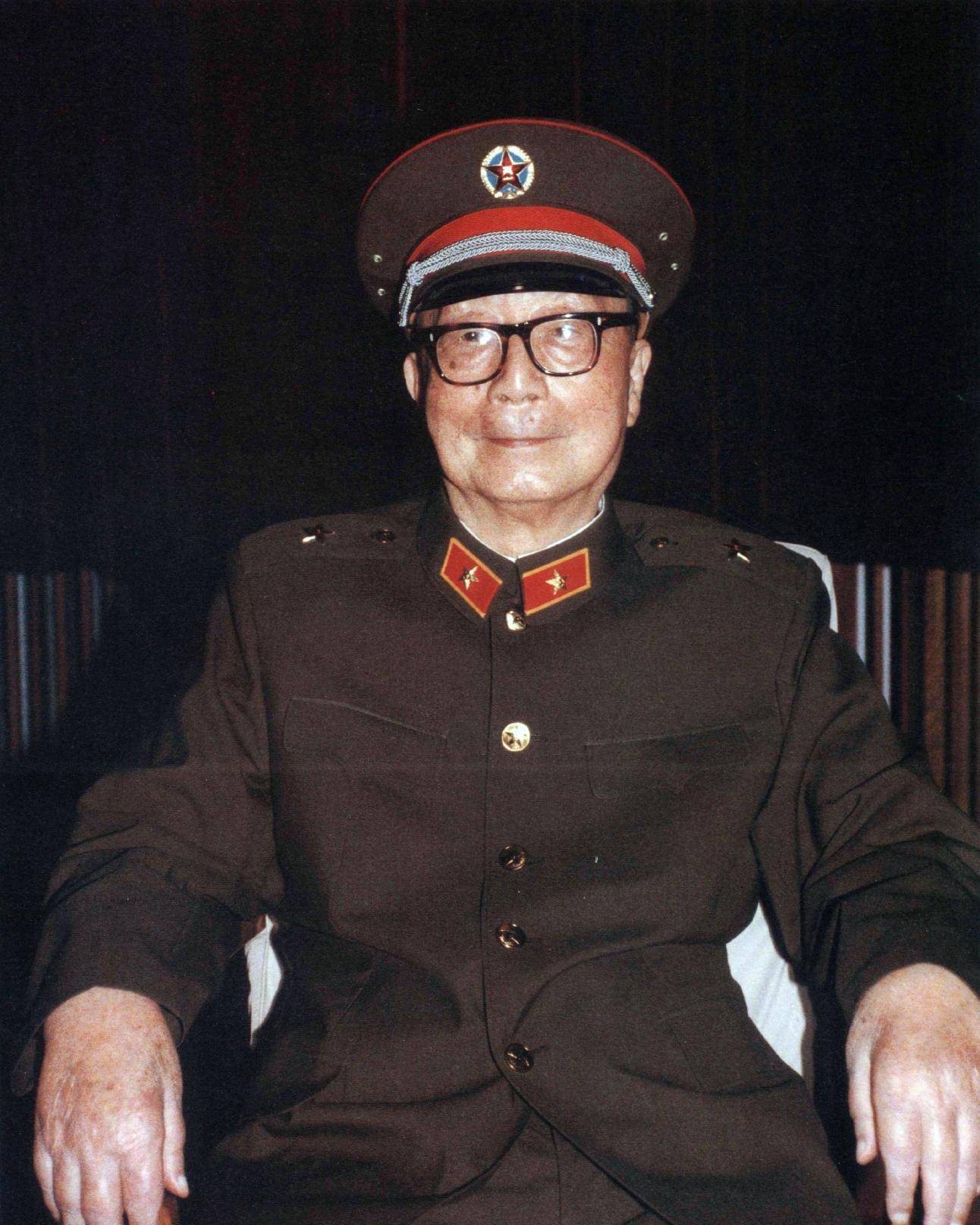 1980年，有人提出华国锋不宜继续担任中央主席和军委主席了，中央开会讨论华国锋的