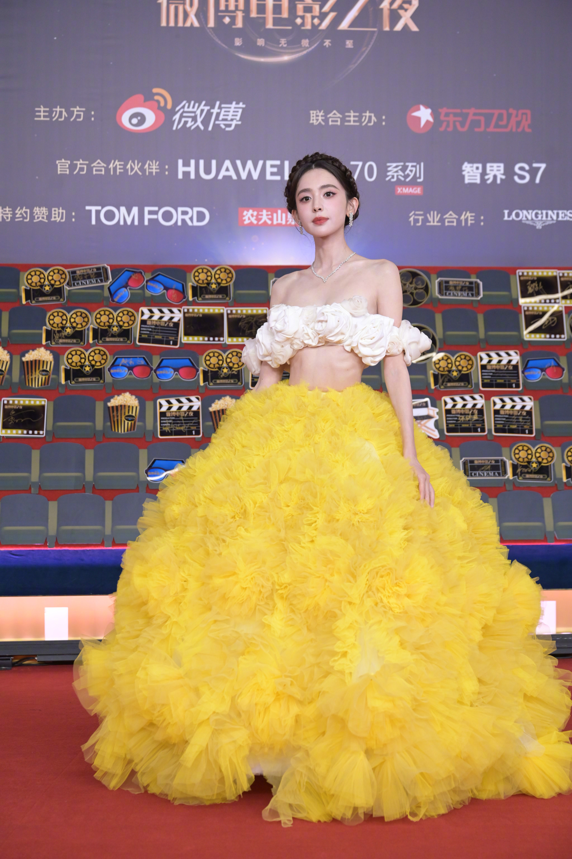古力娜扎亮相2024年微博电影之夜红毯！把花园穿在身上了？