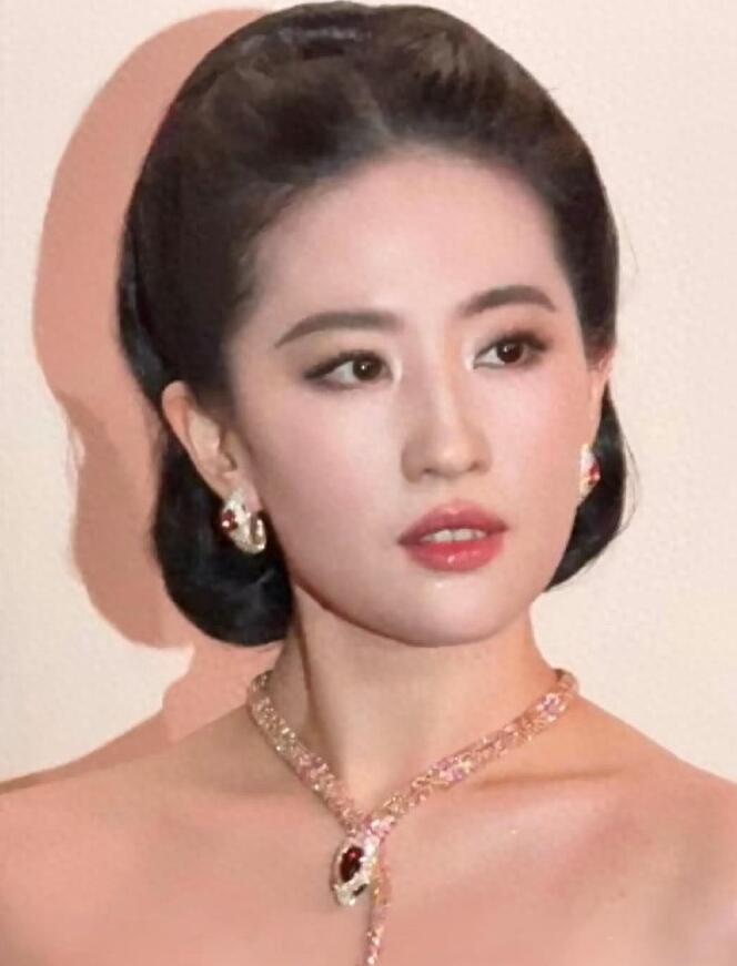 刘亦菲宝格丽晚宴无语一幕！被两位大佬挤得，又是翻眼又是撇嘴！

在宝格丽晚宴的璀