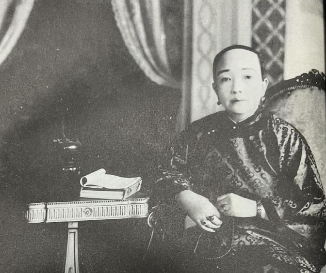 1892年，盛宣怀与妻子庄氏缠绵过后悄悄进了书房，待到大半夜也没出来。深夜时庄氏
