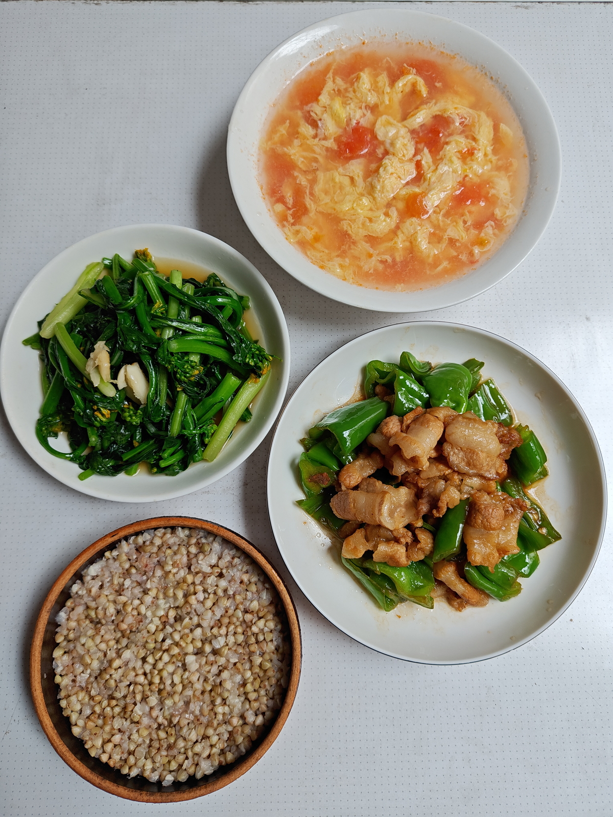 广州下雨了，中午吃冰箱，辣椒炒肉，炒菜心，番茄鸡蛋汤，杂粮饭。我对饭店的辣椒炒肉