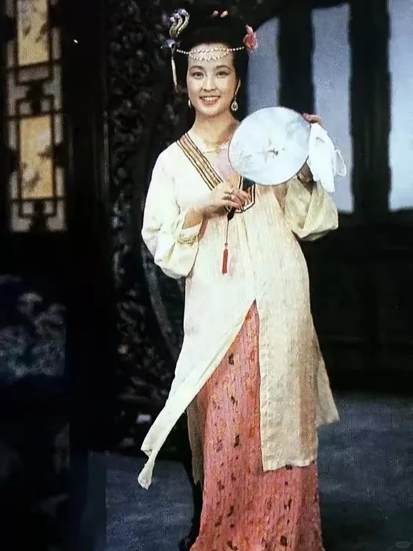 说也奇怪，89版电影版红楼梦的演员也是年轻漂亮的，但看着总不是那么回事。像陈红、