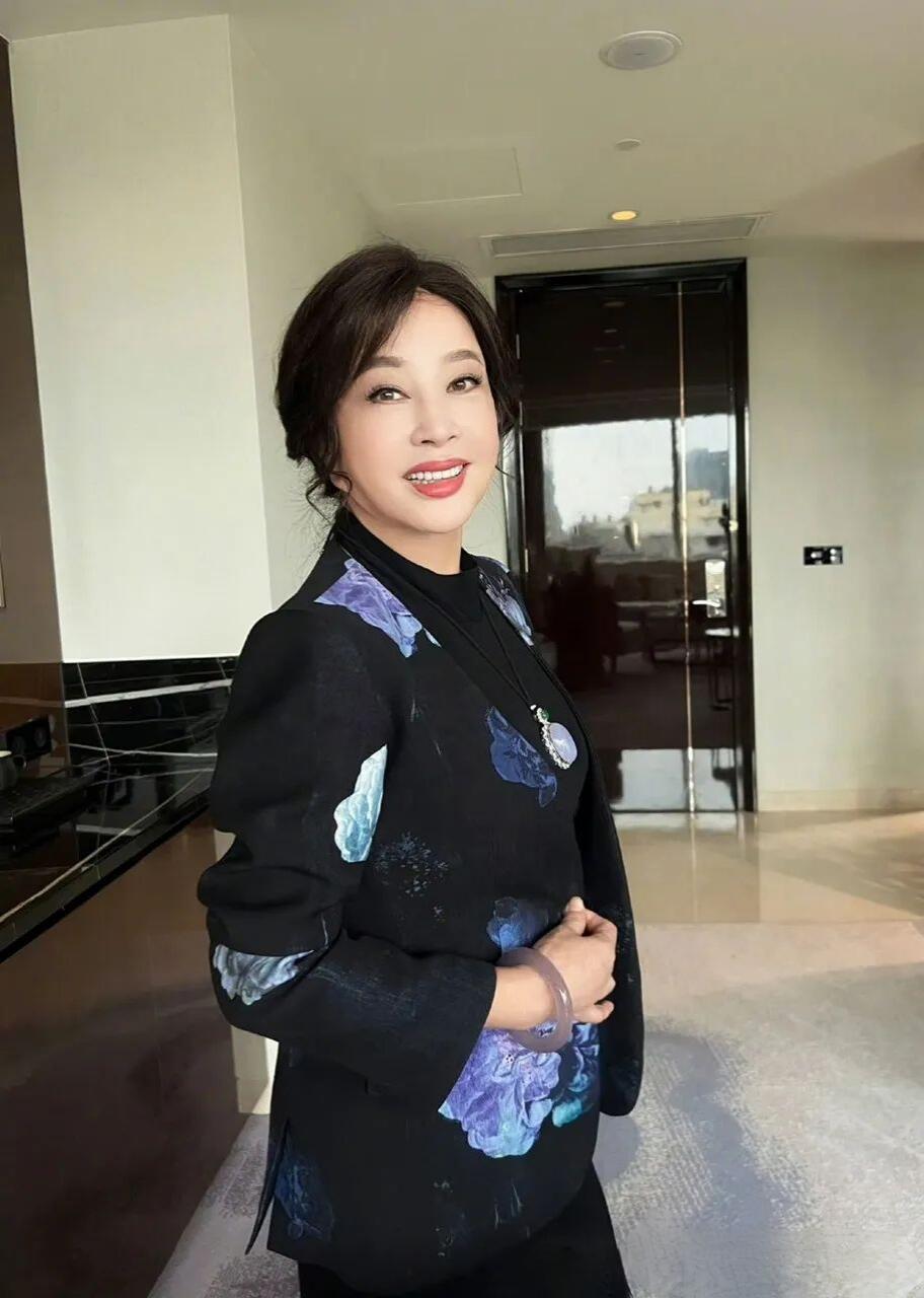 刘晓庆穿西装奢华霸气