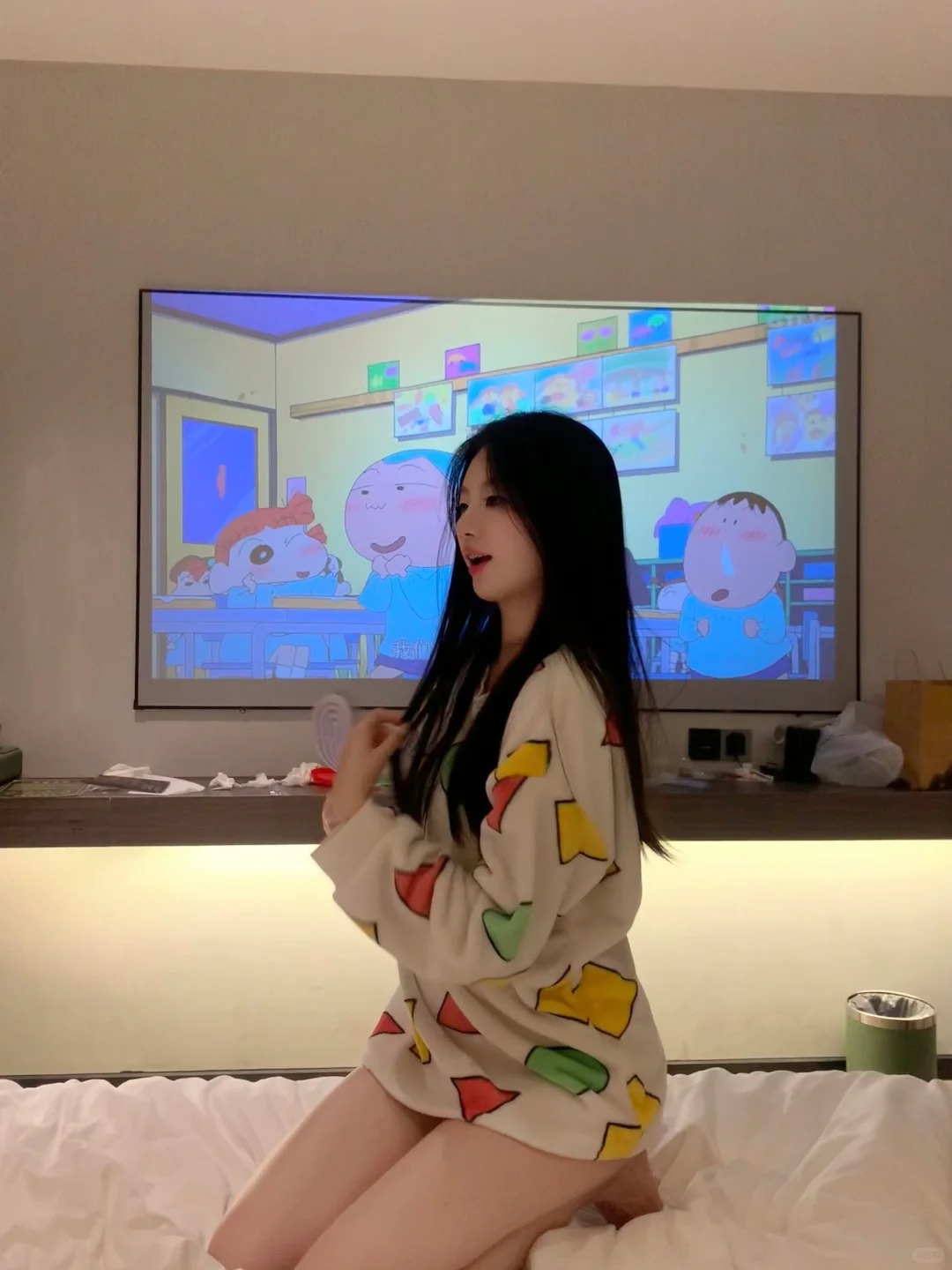 居家女友
家开投影仪拍照当背景太出片啦～睡前穿小新睡衣和小新一起拍照📷 头发梳