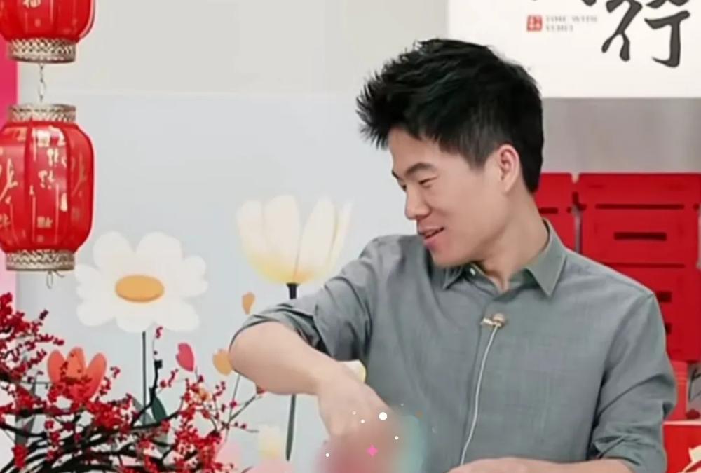 董宇辉刚进直播间，宣彤就发现奇怪了！

宇辉今天穿的衬衫真板正，以前都是皱皱巴巴