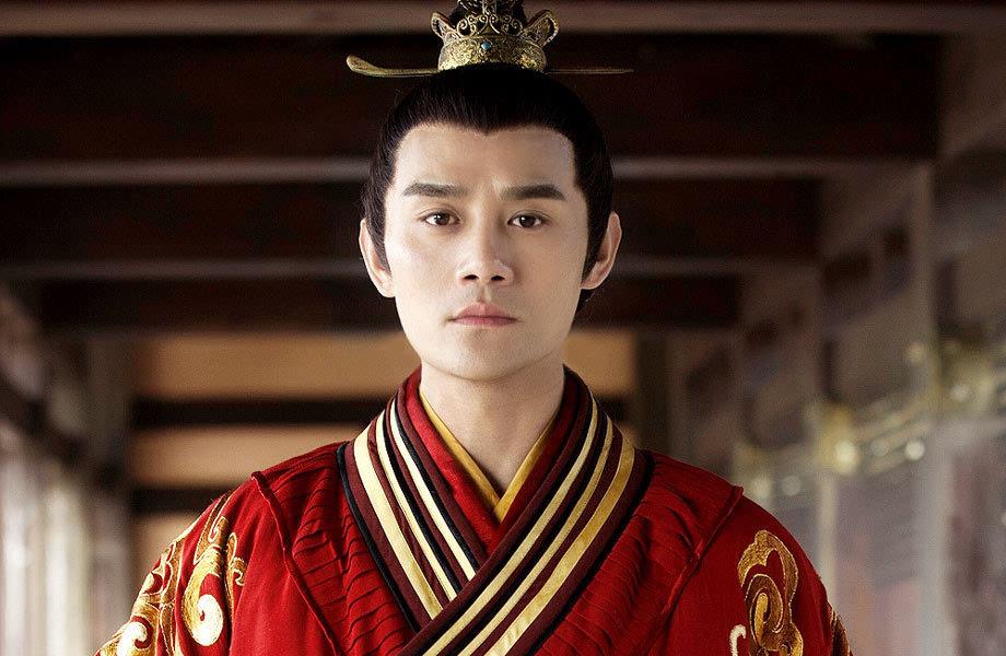2015年，王凯凭借《琅琊榜》大火，母亲打电话过来管他要200张签名照，还嘱咐，