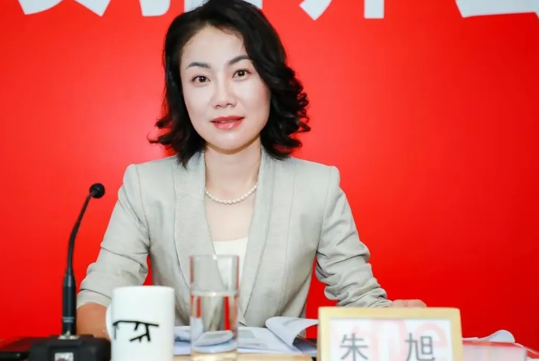 年薪849万、年终奖1000万的秘书，全世界都找不到几个！她叫朱旭，虽然年近50