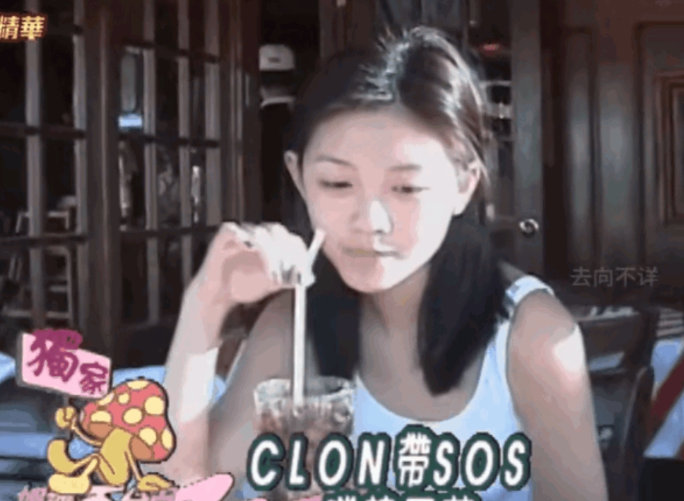 再看当年两人的相识
虽然是因为工作原因

但大S眼中的
粉红爱心泡泡是藏不住的