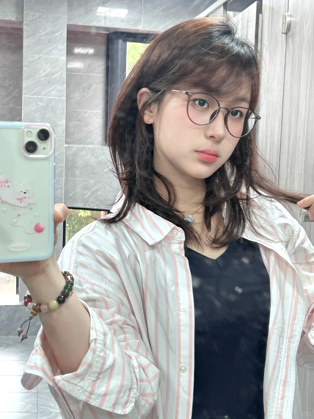 累完了
看看我的🌟发型
有人懂最后一张多好笑吗嘻
画一天就画了两张这么小的