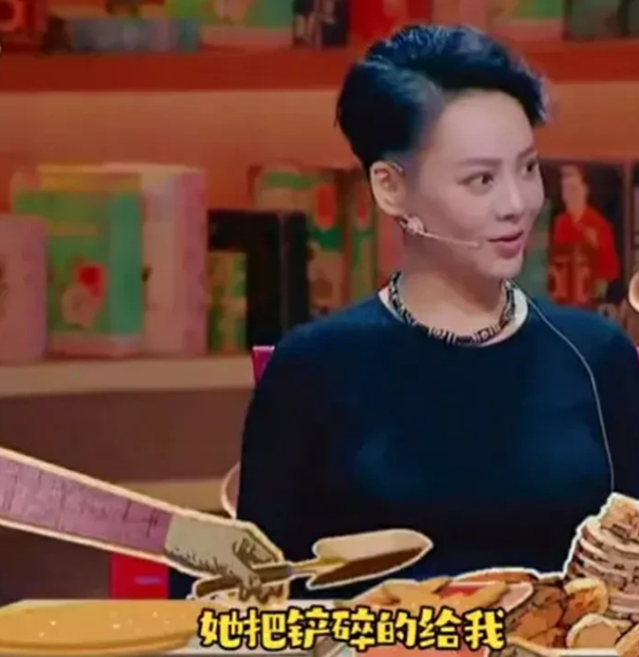宁静有一次在上海逛街时，看到一款点心还不错，酥酥脆脆的，跟售货员大姐说：“我要半