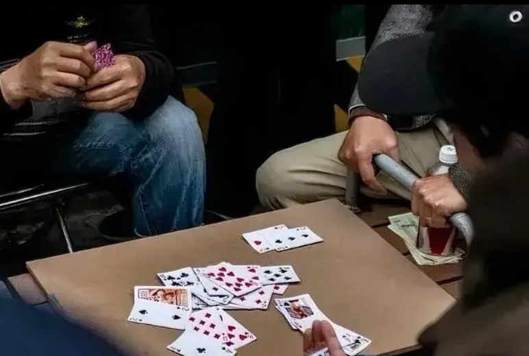 “权利的任性？”辽宁鞍山，男子闲来无事，便找来6位朋友在一起打扑克，在此期间，警