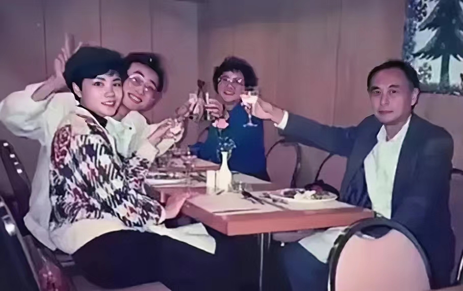 80年代，王菲与爸妈、亲哥哥王戈的珍贵合影。一家人有气质有颜值，温馨有爱。镜头下