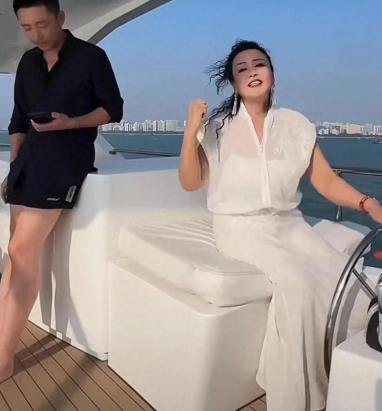 汪小菲的福气就是娶对了媳妇儿！家和万事兴！兰姐好开心呀！
 
从人情伦理看，媳妇