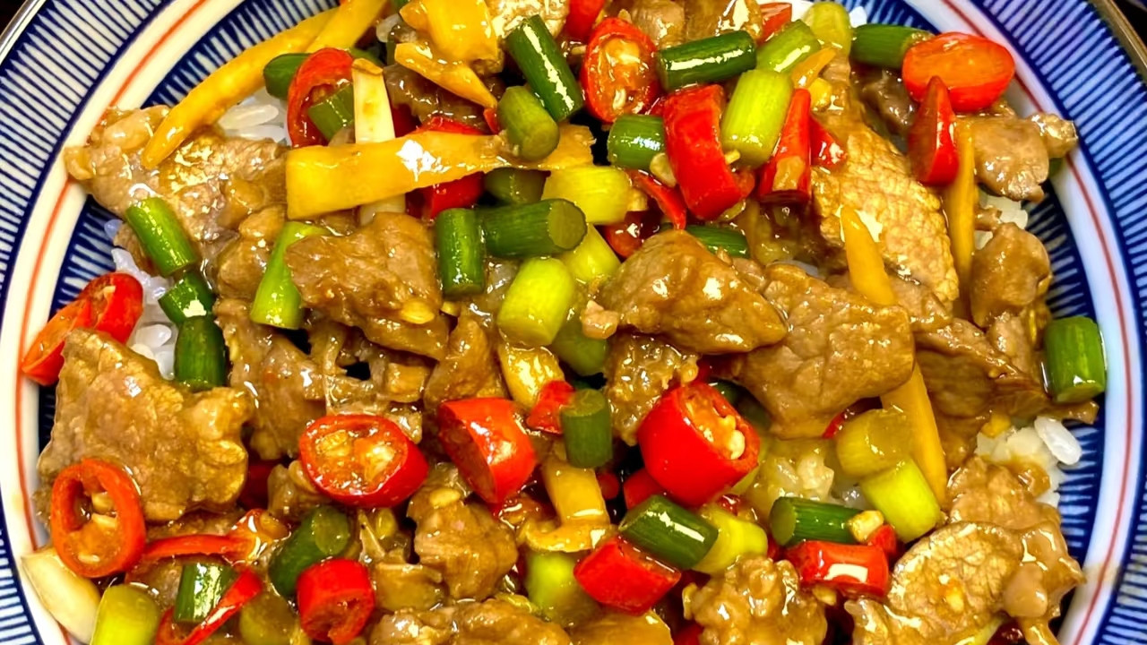 — 蒜苔炒牛肉：香辣诱惑，挑逗味蕾的深夜佳肴