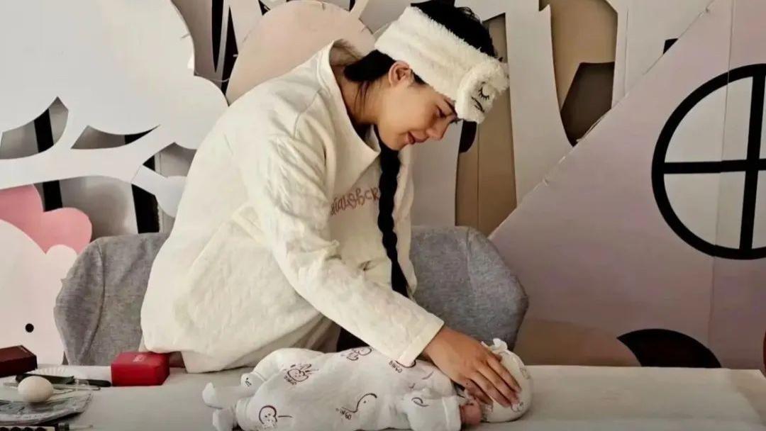 25岁女网红自尽去世！见孩子被拒，在前夫楼下喝药，聊天记录曝光