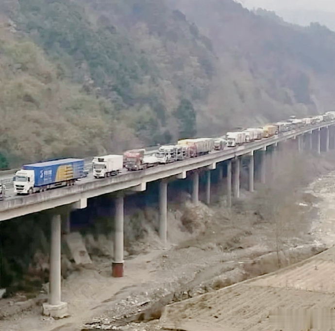 敢挤在这里的大车，得是买了全险吧！ ​​​