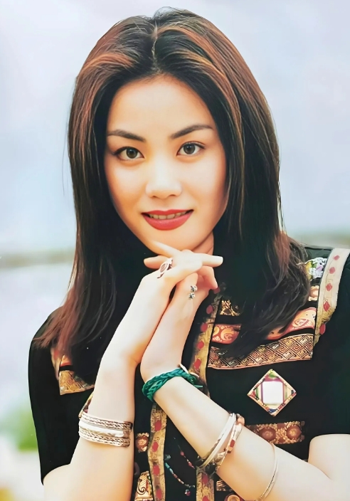 王菲至少还有两个女儿，有爱她的谢霆锋，身价百亿，财富自由。而反观刘晓庆，不仅是孤