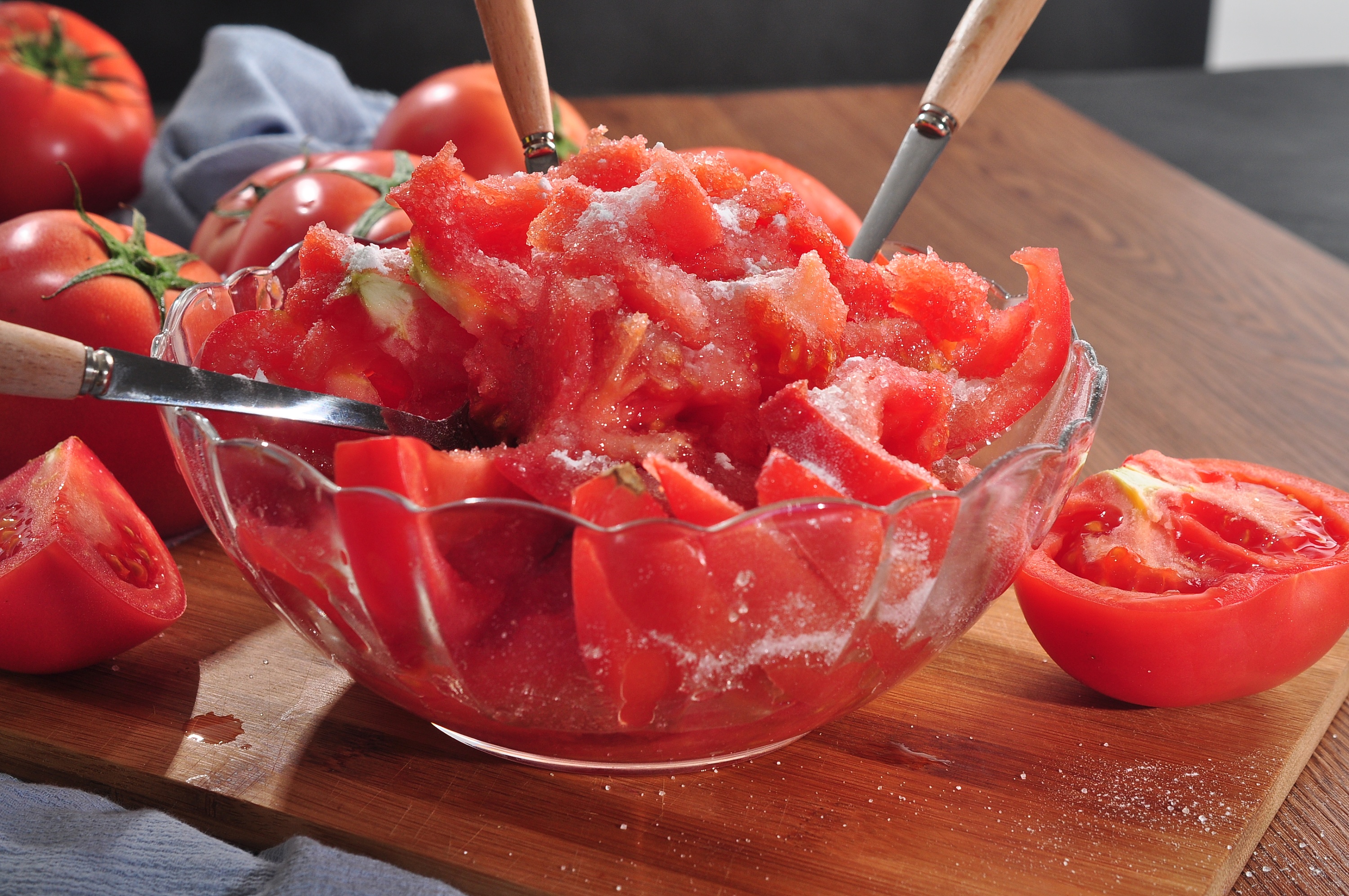 绷不住了，西红柿也会被审判