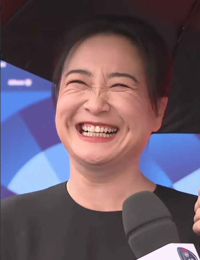 贾玲你笑起来不能淑女一点吗？
脸上褶子好多呀！太显老了！感觉她瘦了越显老了？