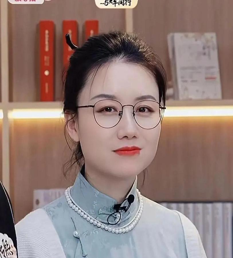 网友问潇潇，口红掉不掉色，潇潇这波反问绝了！

“掉不掉色的那是啥？”

弹幕：