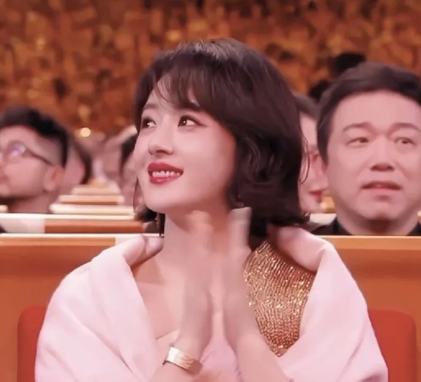 赵丽颖从“丑小鸭”变为白天鹅，这一路只有她知道多艰辛：

第一，赵丽颖刚出道的时