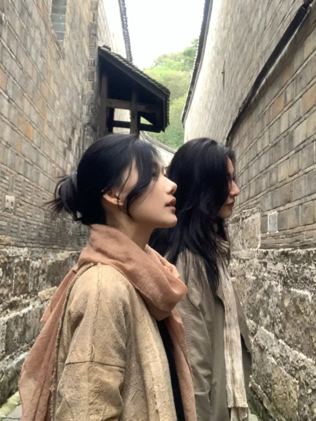 妈妈拍的我们俩
一直招呼我俩：“你俩挨近点！”