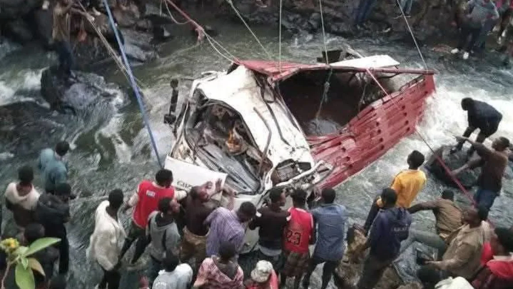 这国发生重大交通事故，至少 71 人死亡