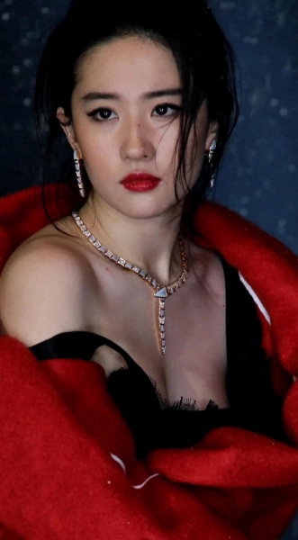 刘亦菲的这组生图可太绝啦！没怎么修图都这么好看。瞅瞅那五官，精致得没话说，眼睛亮