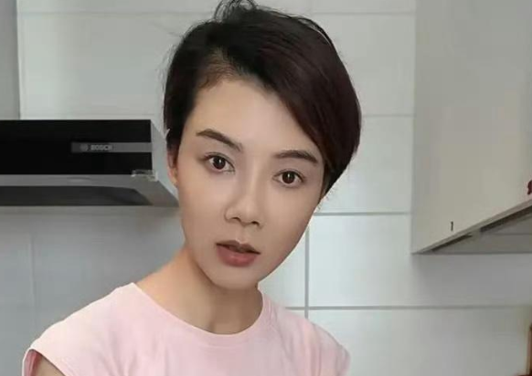 车晓分享独居生活，42岁状态引发关注，不婚不育的选择和母亲同住，体现出另类的人生