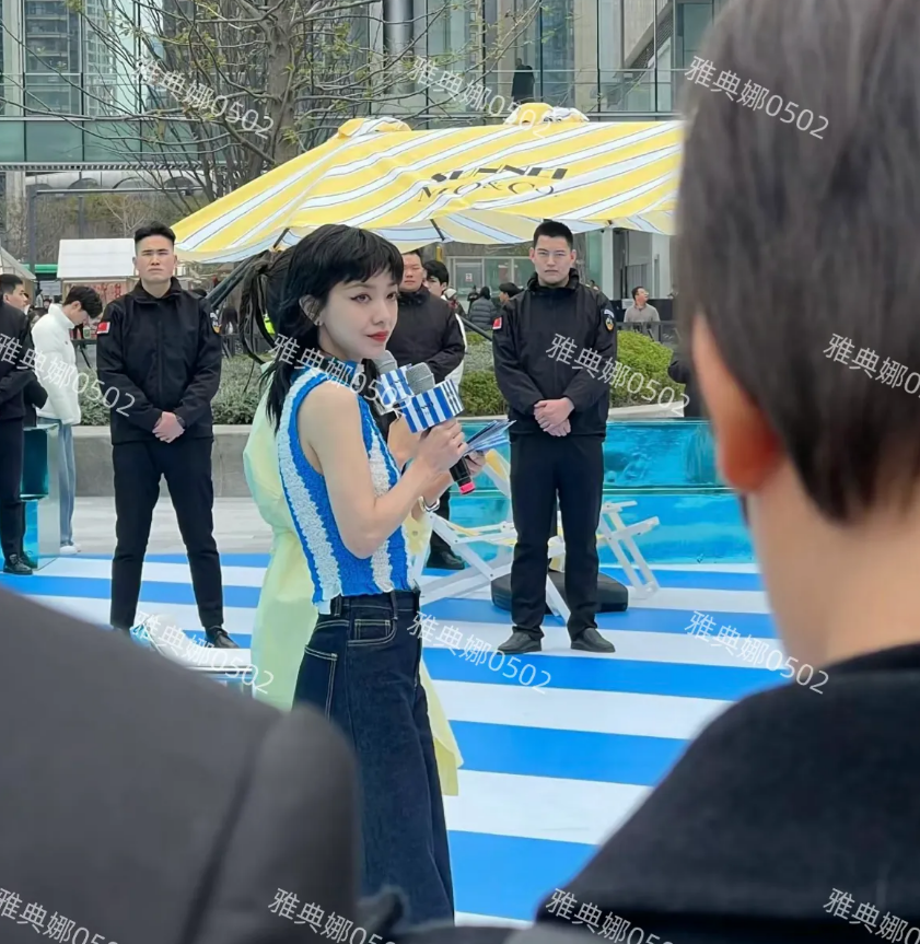 成都万象城偶遇郭采洁，肉眼可见的老了！
她本人个子不高非常瘦，体重80斤左右薄薄