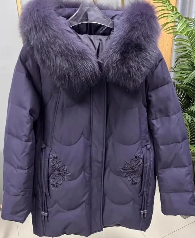前几天往娘家送年货，给我奶奶买了一件紫色的羽绒服，颜色既不老气还挺时尚的，本来以