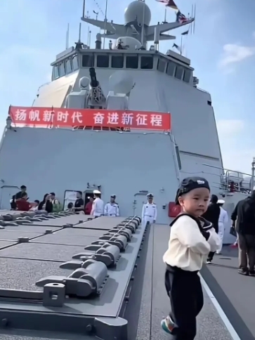 果然，解放军是最疼小朋友的人了！

海军开放日的时候，小朋友竟能在垂直导弹发射盖