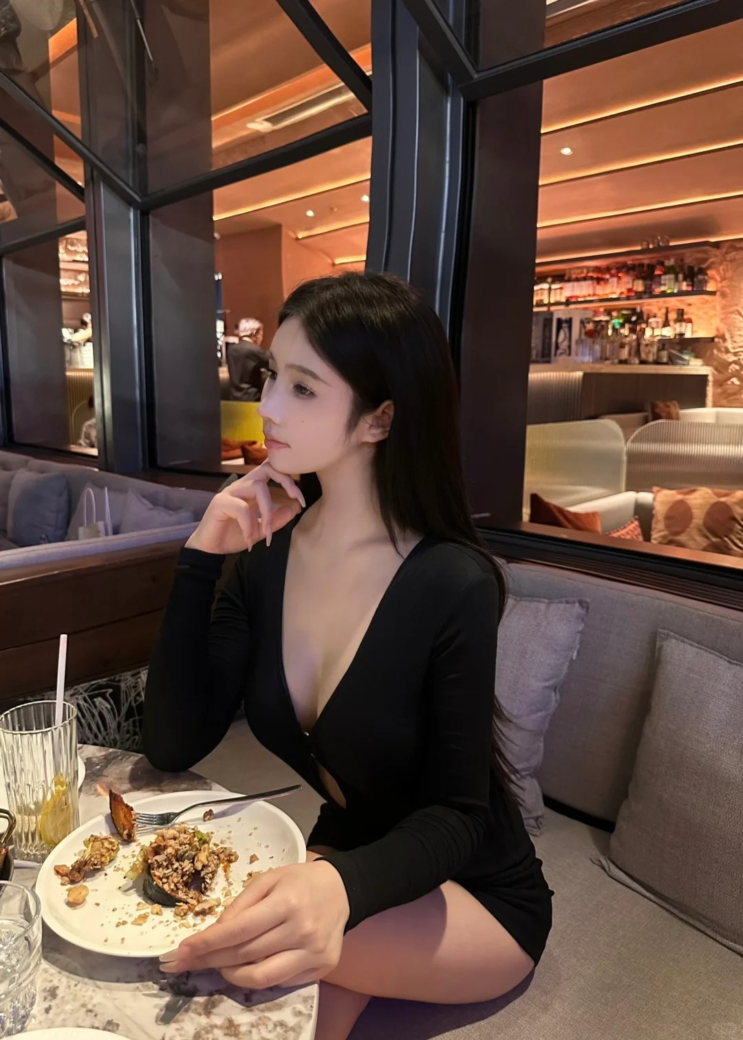 一天emo八百的女人