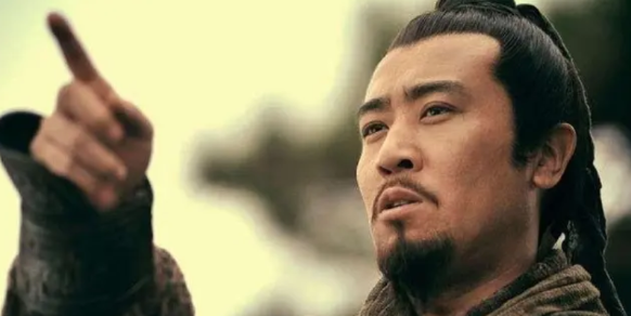 公元220年，刘备怒问义子刘封：“荆州有难时，你二叔求援，你为什么不去救援？”刘