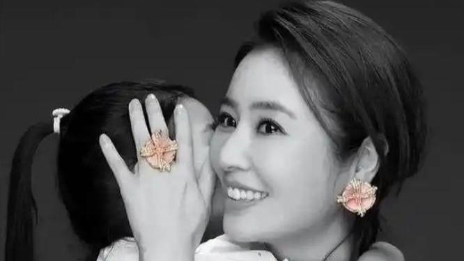 林心如保护女儿7年，结果被朋友出卖，怒斥媒体曝光女儿正面照