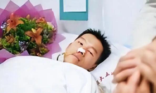 2003年，珠海的23岁保安韦兆安在光天化日下勇斗歹徒，救下了一名正被抢包的女教