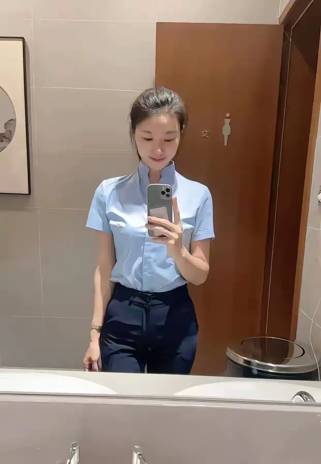 上周五下午，公司老总告诉我，星期六随同他一起去广州出差，并要我带齐所要的资料，预