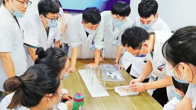 已经消失的赤脚医生，要是按照毛主席的设想继续发展，如今会怎样