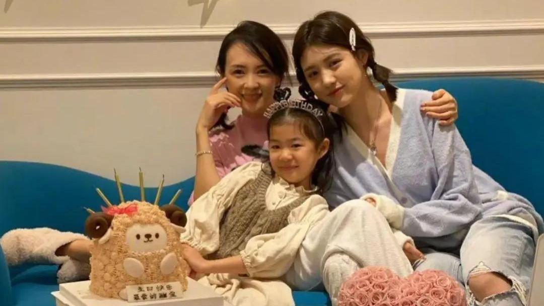 汪峰豪宅内为小儿子庆生，国际章散发浓浓母性美