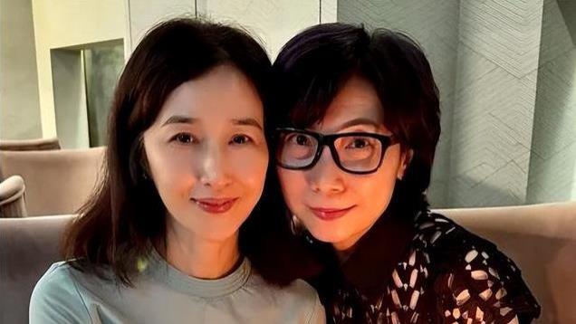 60岁关咏荷罕露面，眼角下垂皱纹明显，张家辉为她多次在深夜痛哭